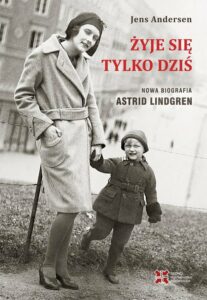 Czarno białe zdjęcie. Kobieta w płaszczu i kapeluszu trzyma za rękę dziecko. W tle blok. Na wysokości twarzy kobiety czerwony napis Żyje się tylko dziś.