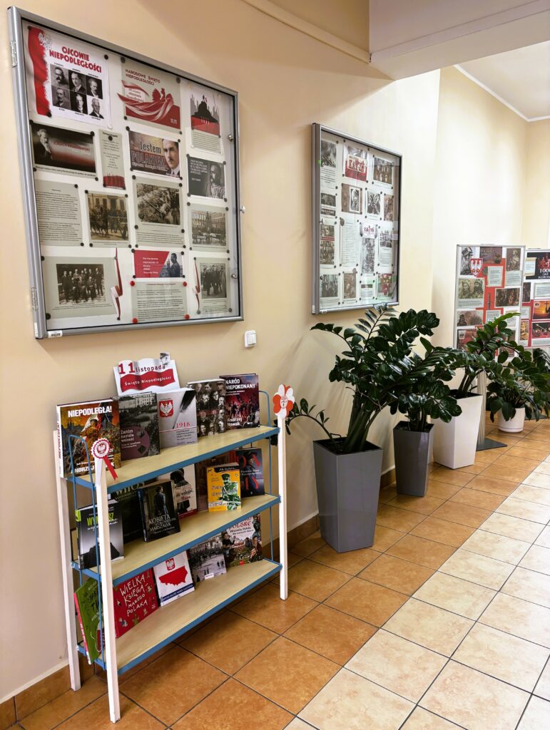 Wystawa książek i ścienna o tematyce niepodległościowej i patriotycznej w pomieszczeniu biblioteki.