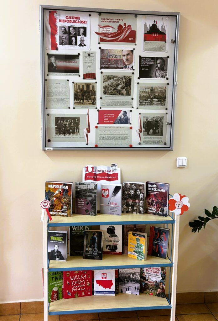 Wystawa książek i ścienna o tematyce niepodległościowej i patriotycznej w pomieszczeniu biblioteki.