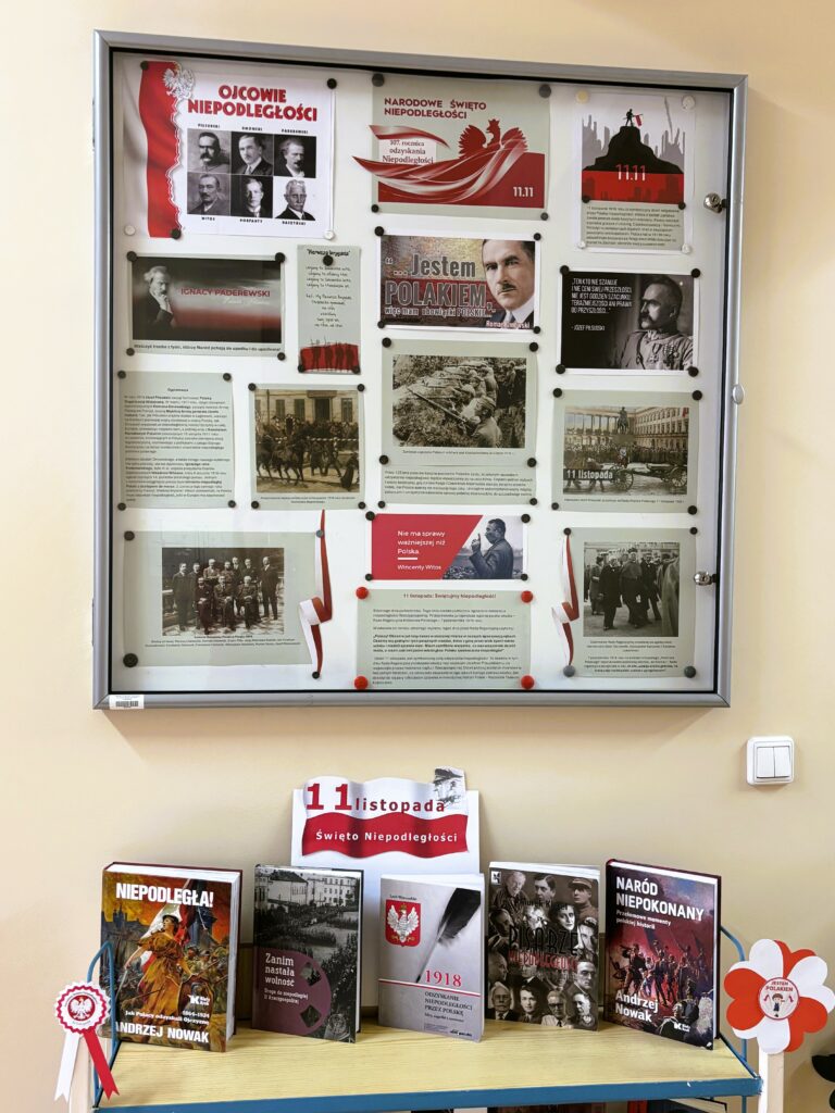 Wystawa książek i ścienna o tematyce niepodległościowej i patriotycznej w pomieszczeniu biblioteki.